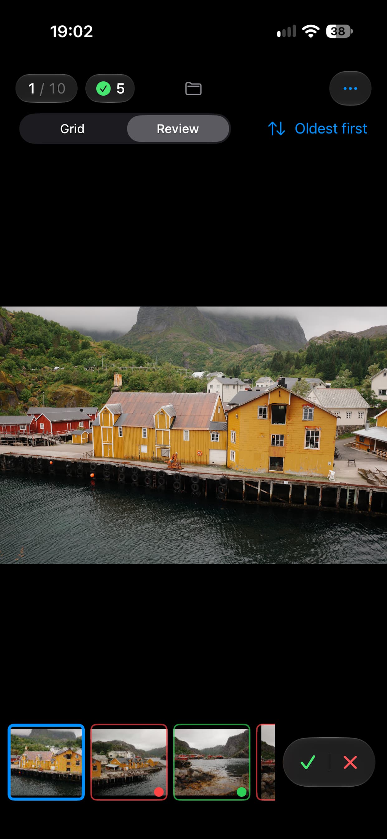A large photo of a Norwegian harbor above a filmstrip and Pick and Reject controls in Selectr on iPhone